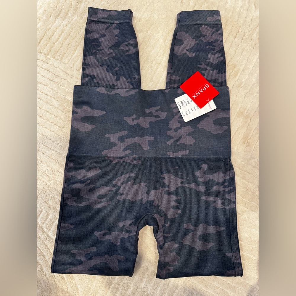 Spanx Dark Patterned Leggings - Small - image 1